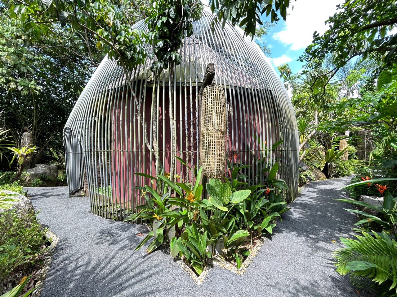 ห้องพักทรงโดมไม้ไผ่กลางสวนเขียวในรีสอร์ท
