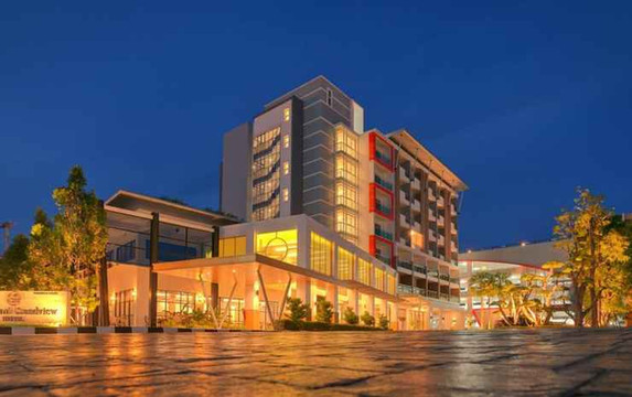 อาคาร Sitthinard Grandview Hotel ยามค่ำคืน ไฟส่องสว่างทั้งตึก