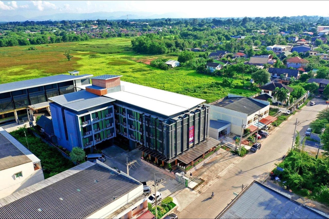 มุมสูงแสดง Siva Royal Hotel ติดทุ่งนาเขียวขอบเมืองพัทลุง