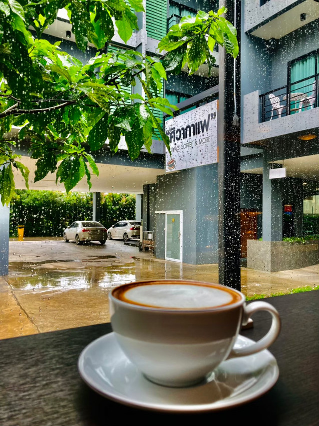ร้านกาแฟ Siva ในโรงแรม กาแฟร้อนกับวิวลานจอดรถและตัวตึก