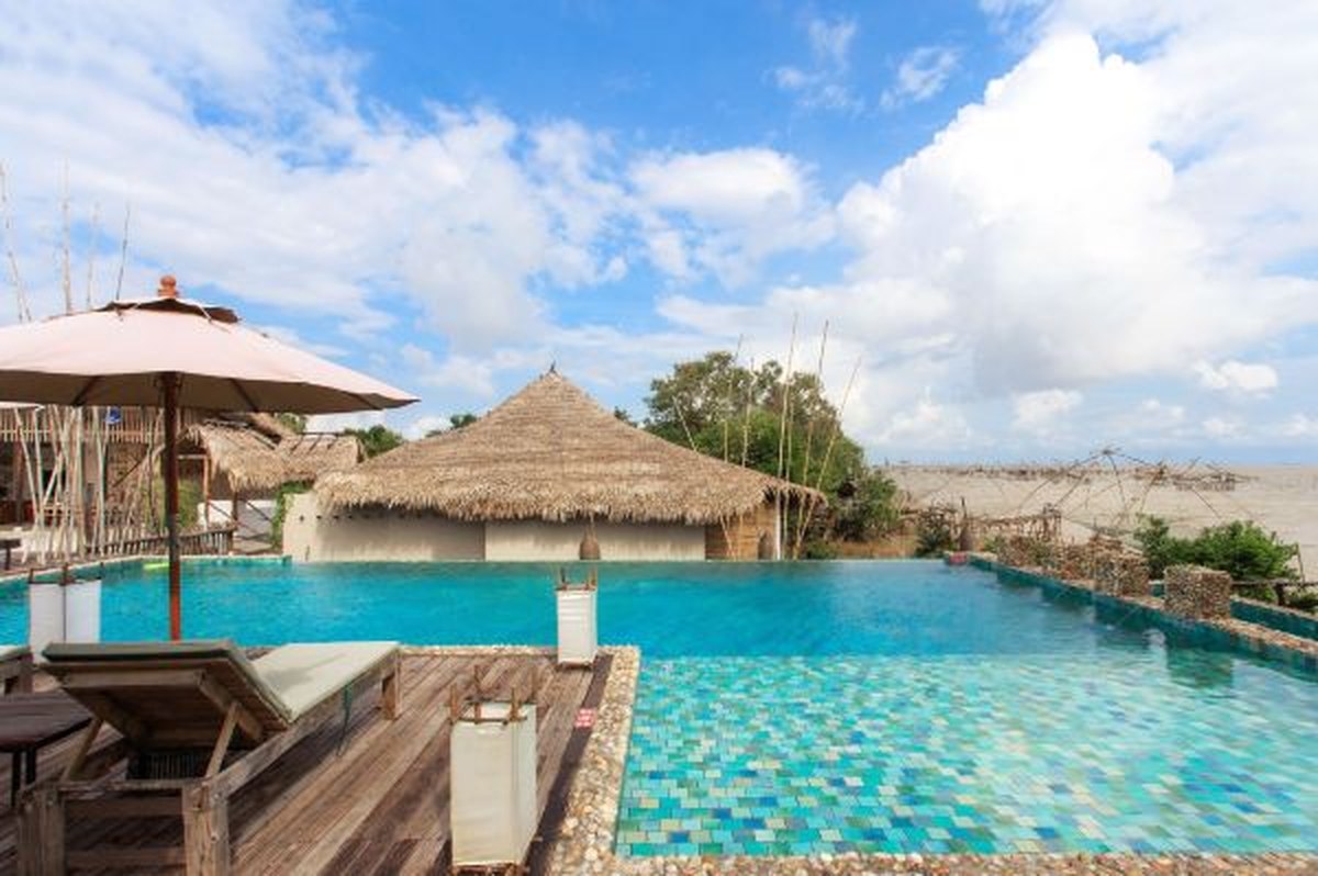 สระ infinity ริมทะเลสาบ ศาลาหลังคาจากและผืนน้ำทะเลน้อย ที่ Sri Pakpra Boutique Resort