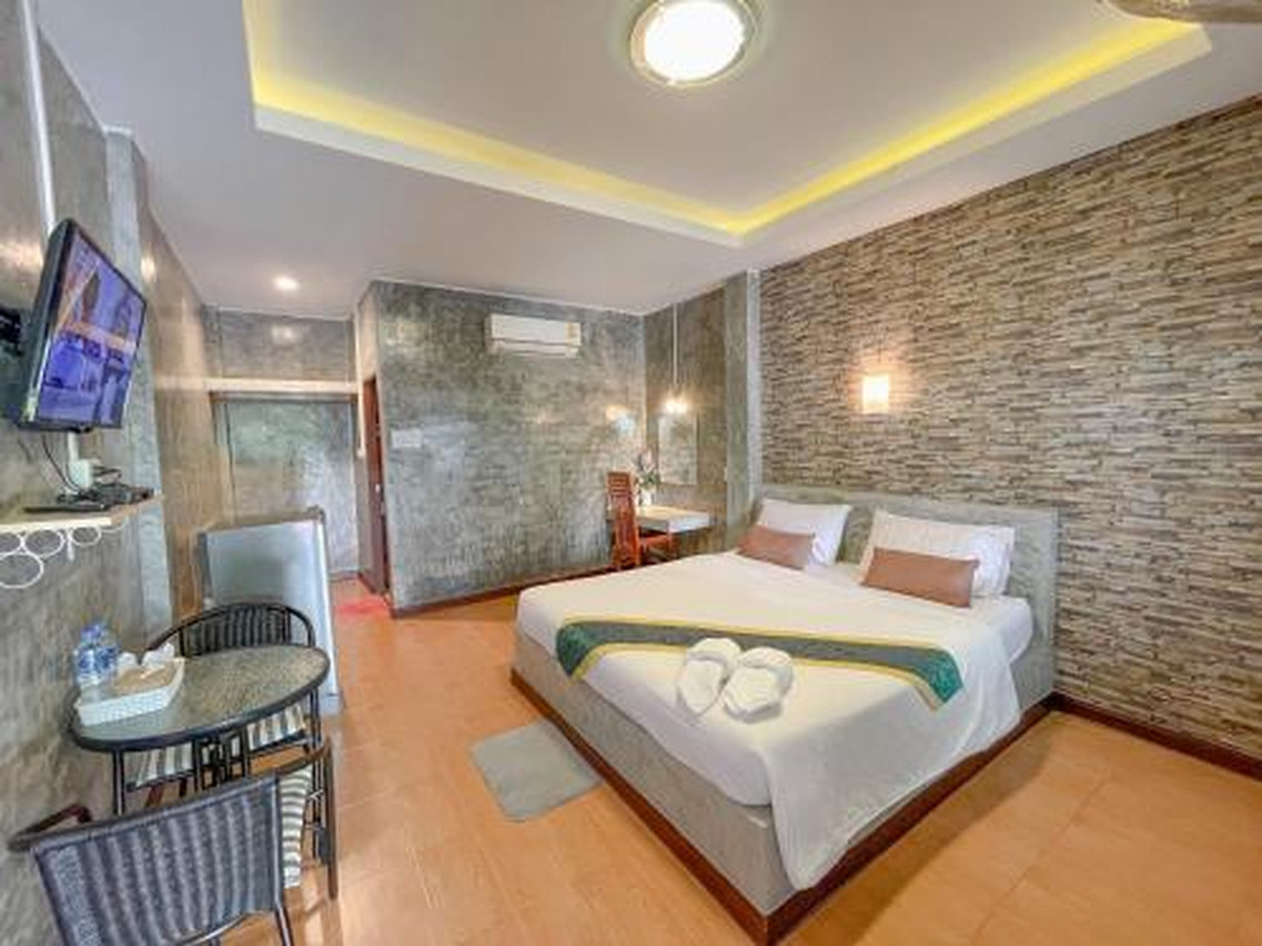 ห้อง Standard Double ของ Tony Hotel ผนังหินและปูนเปลือย พื้นลายไม้