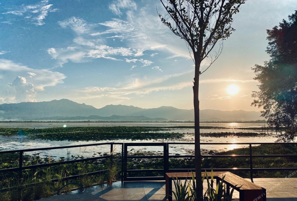 วิวกว๊านพะเยายามพระอาทิตย์ตก จากริมระเบียง ABIZZ Hotel KwanPhayao
