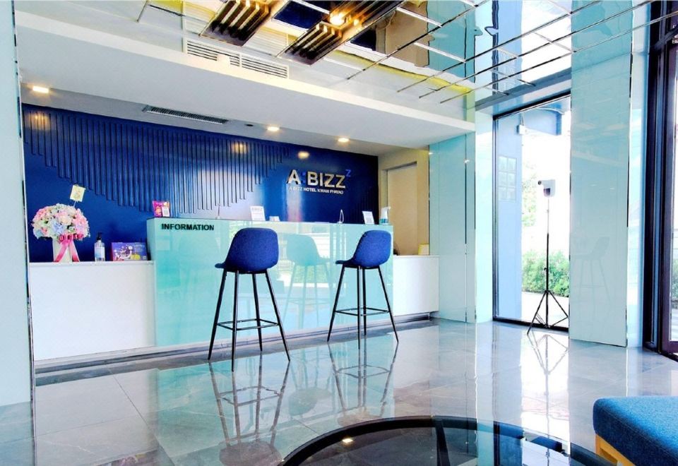 ล็อบบี้ต้อนรับโทนฟ้าของ ABIZZ Hotel KwanPhayao พร้อมป้ายโรงแรม