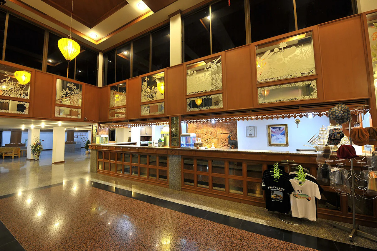 ล็อบบี้และเคาน์เตอร์ต้อนรับไม้สไตล์ล้านนาของ Phayao Lake Hotel