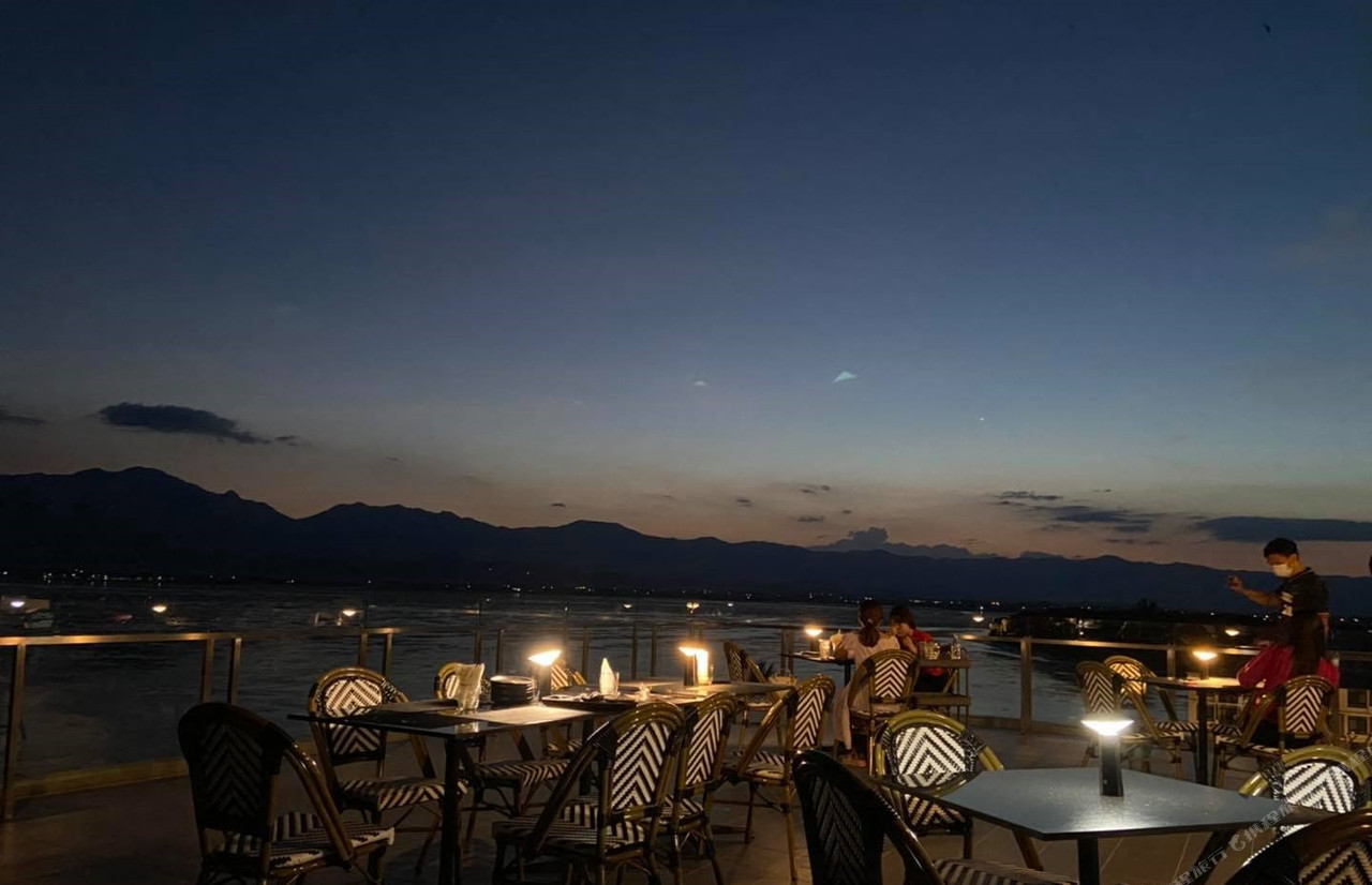 รูฟท็อป Atmosphere Sky Bar ชั้น 7 ช่วงพระอาทิตย์ตกเหนือกว๊านพะเยา