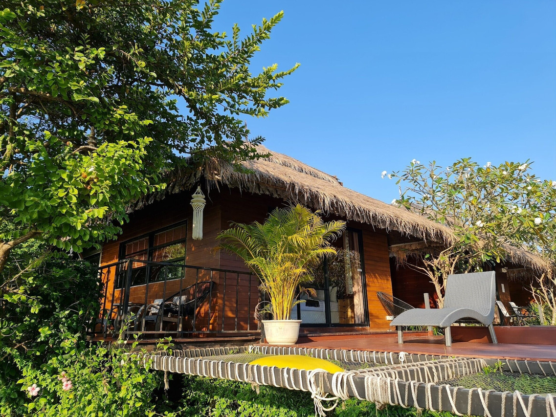 วิลล่าหลังคาจากไม้สักริมสวน Naga Tara Boutique Resort พะเยา