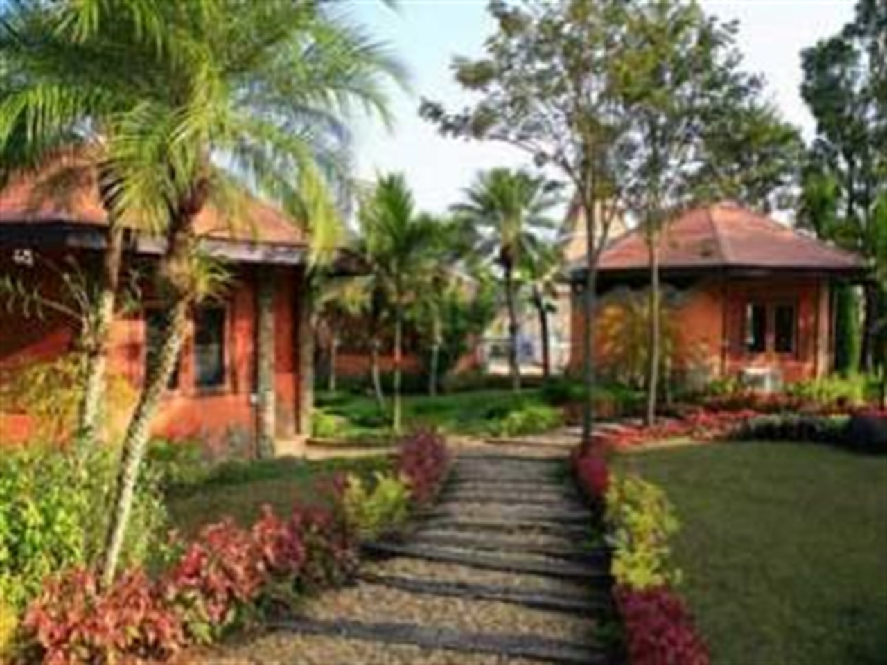 บ้านพักหลังเดี่ยวหลังคาสีอิฐ ทางเดินหินกลางสวน ที่ Khao Kho Highland Resort