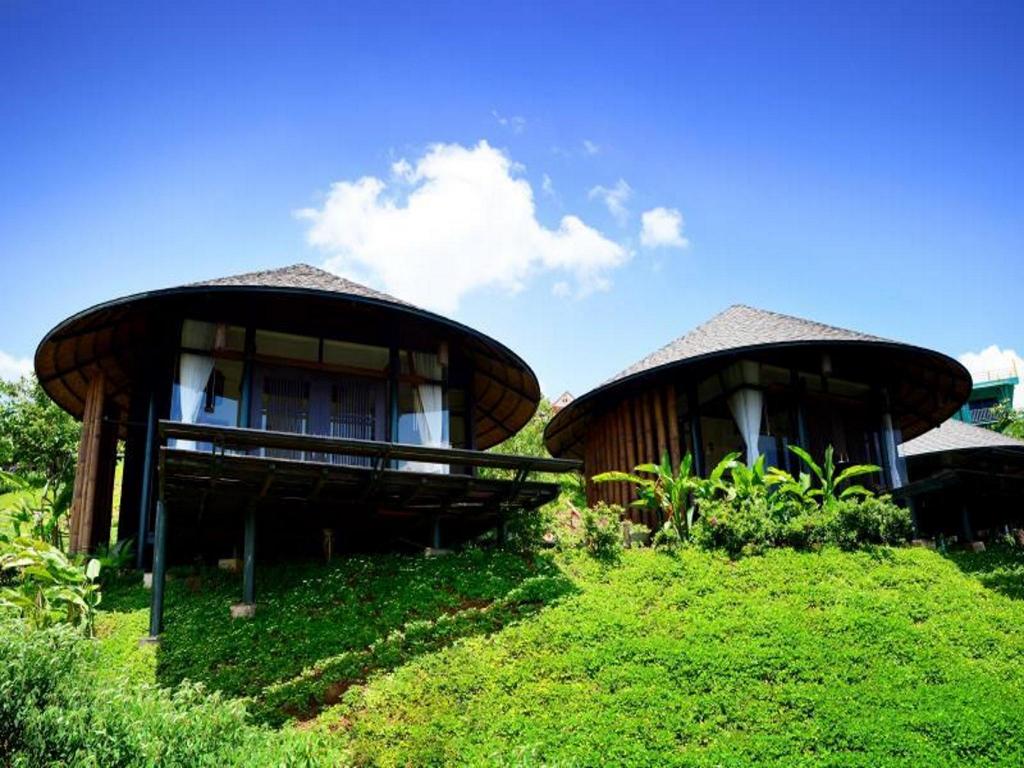 บ้านพักเกาะไปตามสันเขา มีทางเดินปูนลงหุบเขาวิวกว้างที่ The Sense View Talaymok เขาค้อ
