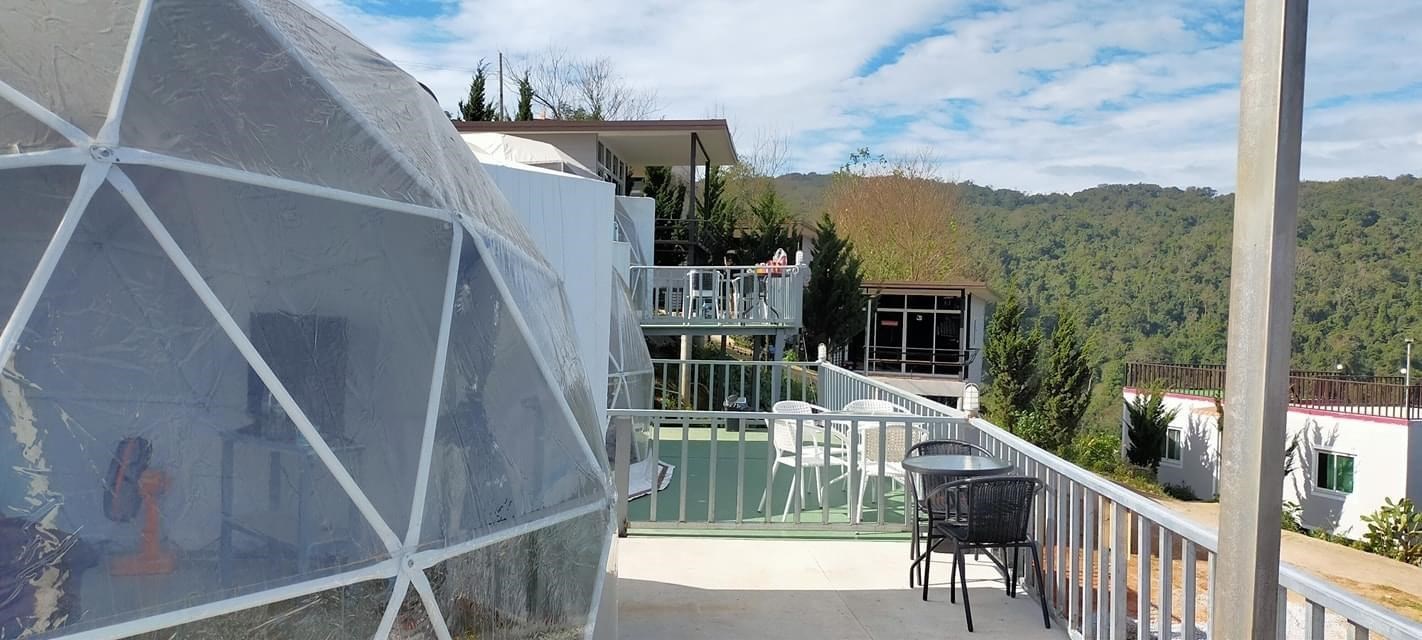เต็นท์โดมใสและระเบียงนั่งเล่นวิวทิวเขาที่ Tubburk Glamping บนภูทับเบิก