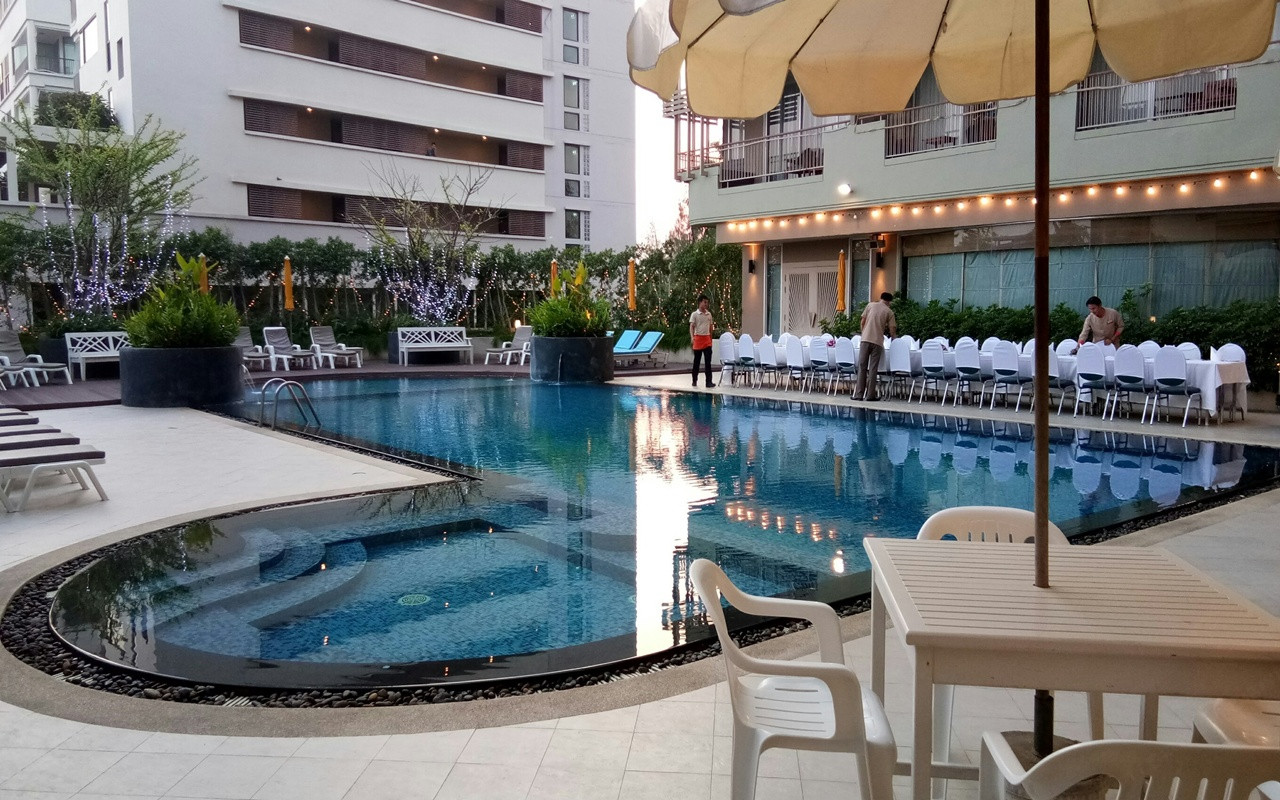 สระว่ายน้ำกลางตึกของ Long Beach Cha-Am Hotel ยามเย็น