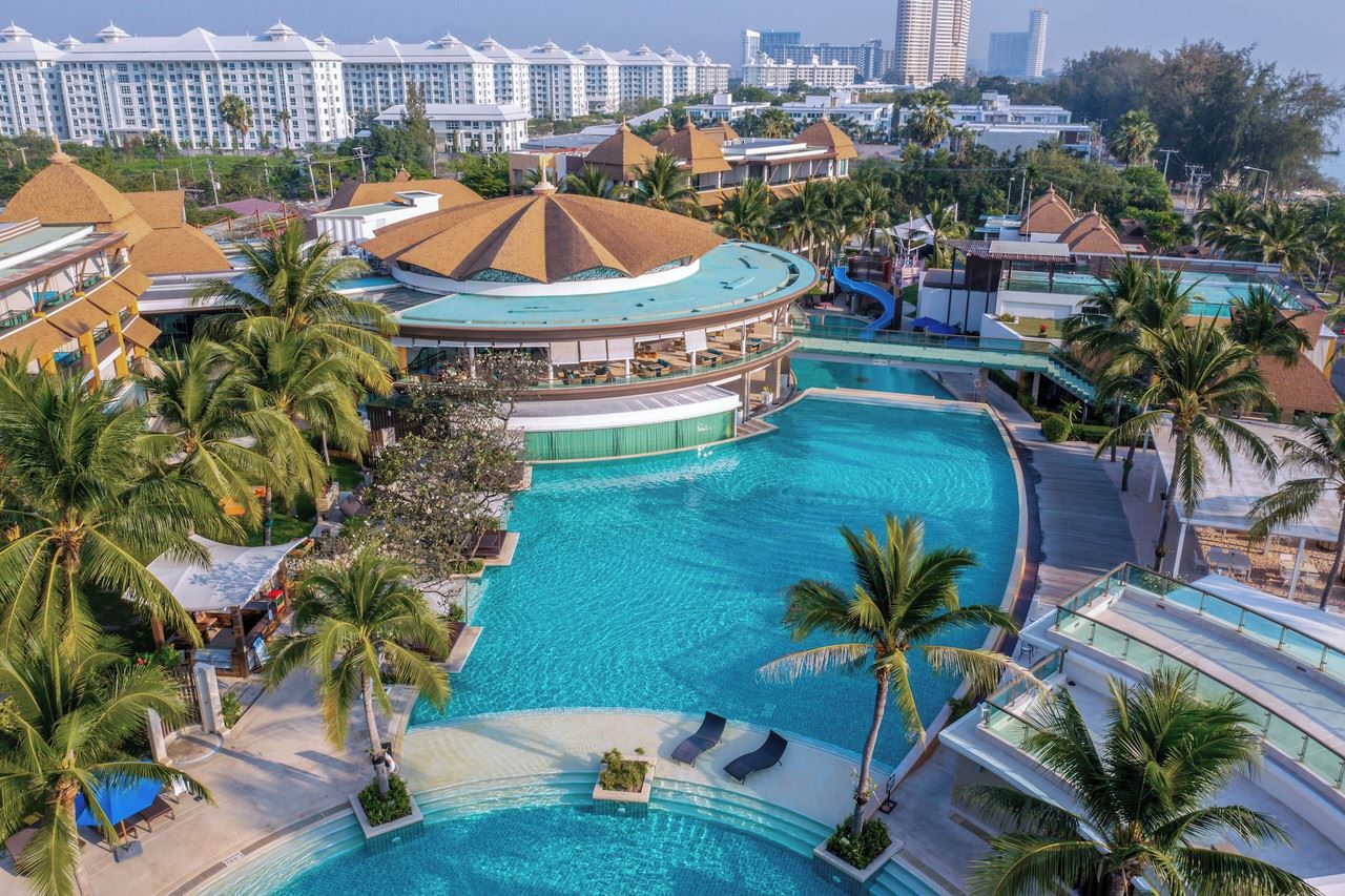 มุมสูงแสดงรีสอร์ต Springfield @Sea ริมหาดชะอำ สระลากูนหลายสระและสวนปาล์ม