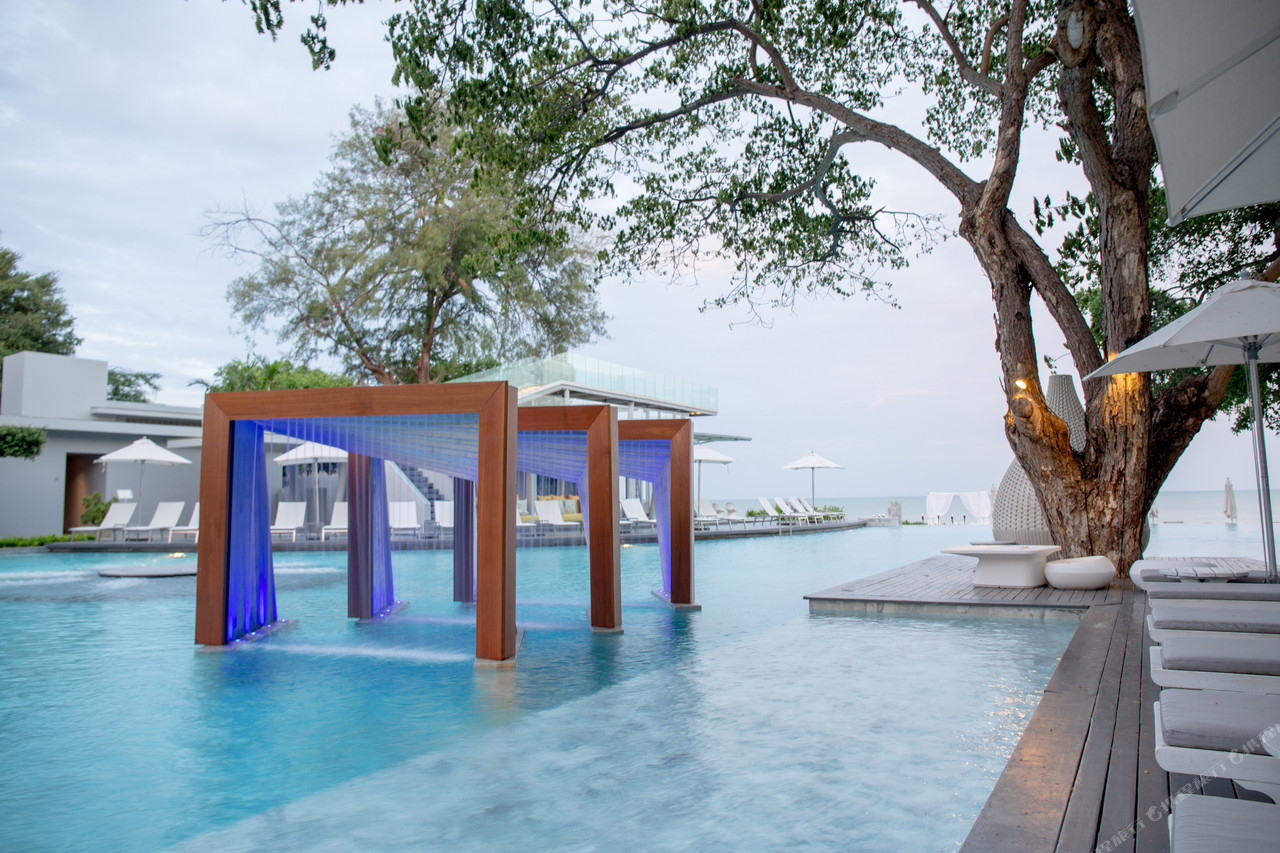 สระว่ายน้ำริมทะเลพร้อมศาลาน้ำตกแสงสีน้ำเงินของ Veranda Resort Cha-Am Hua Hin