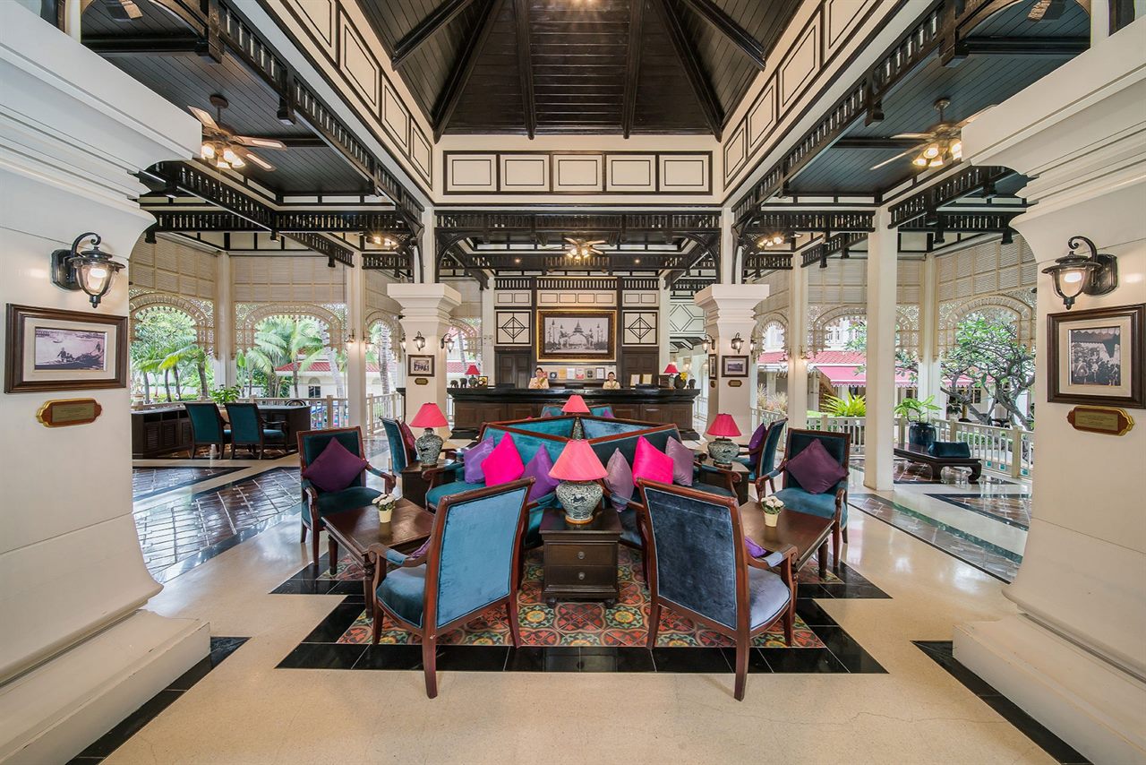 ล็อบบี้เพดานไม้สูงเสาขาวสไตล์ Thai Colonial ตกแต่งเก้าอี้ผ้าสีฟ้าและชมพู