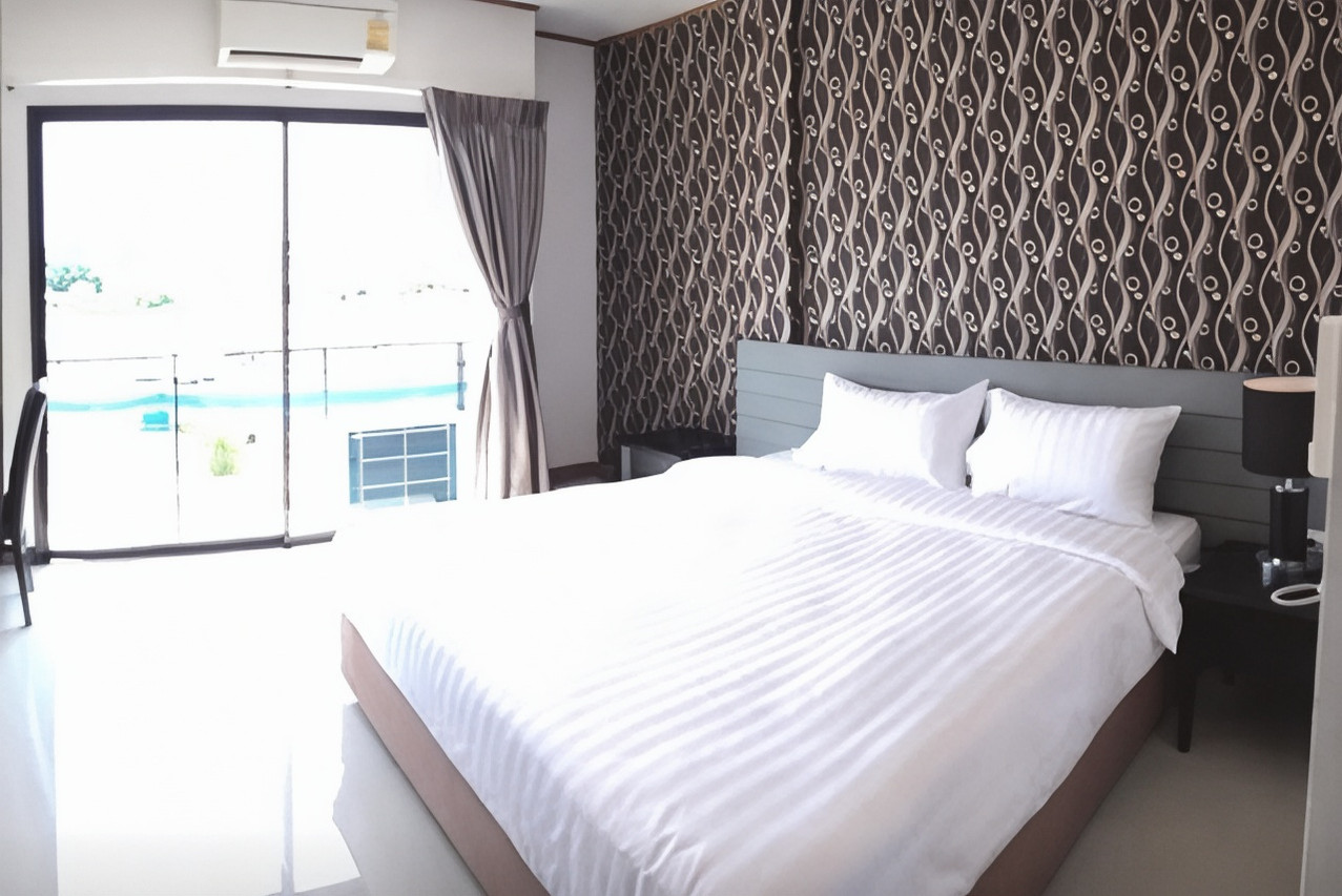 ห้องพัก The Nest Hotel Phichit เตียงใหญ่และระเบียงส่วนตัว