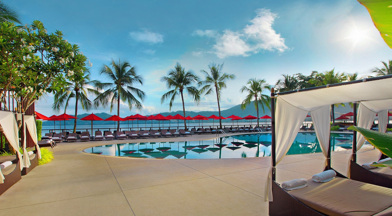 สระว่ายน้ำริมทะเล ร่มสีแดง วิวอ่าวป่าตอง Amari Phuket