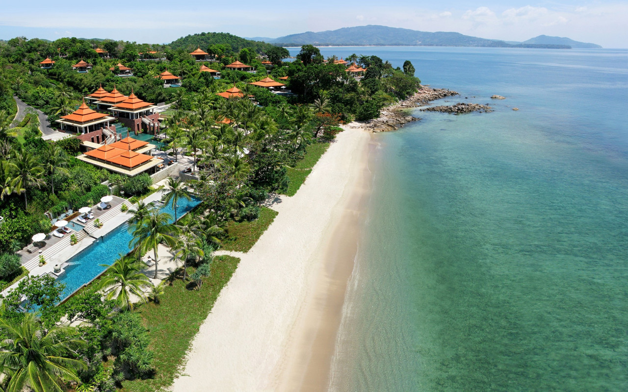 ภาพมุมสูงรีสอร์ต Trisara เลียบอ่าวและหาดส่วนตัว