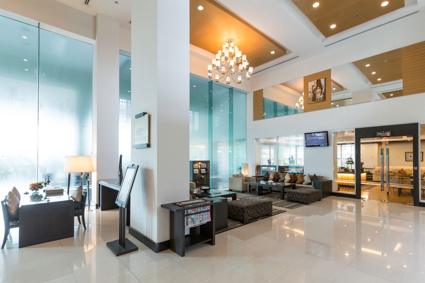 ล็อบบี้เพดานสูงพร้อมโคมระย้าและทางเข้า Executive Lounge