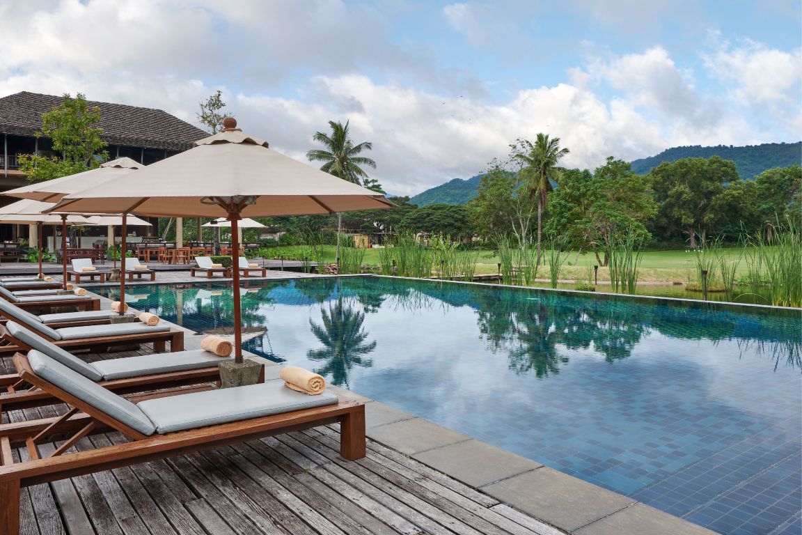 สระ infinity ของ Kirimaya Khao Yai วิวสนามกอล์ฟและภูเขา