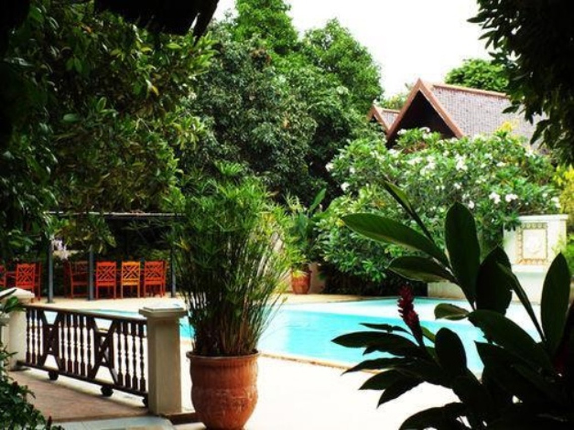 สวนเขียวริมสระว่ายน้ำและศาลาทรงไทยที่ Phuwanalee Resort