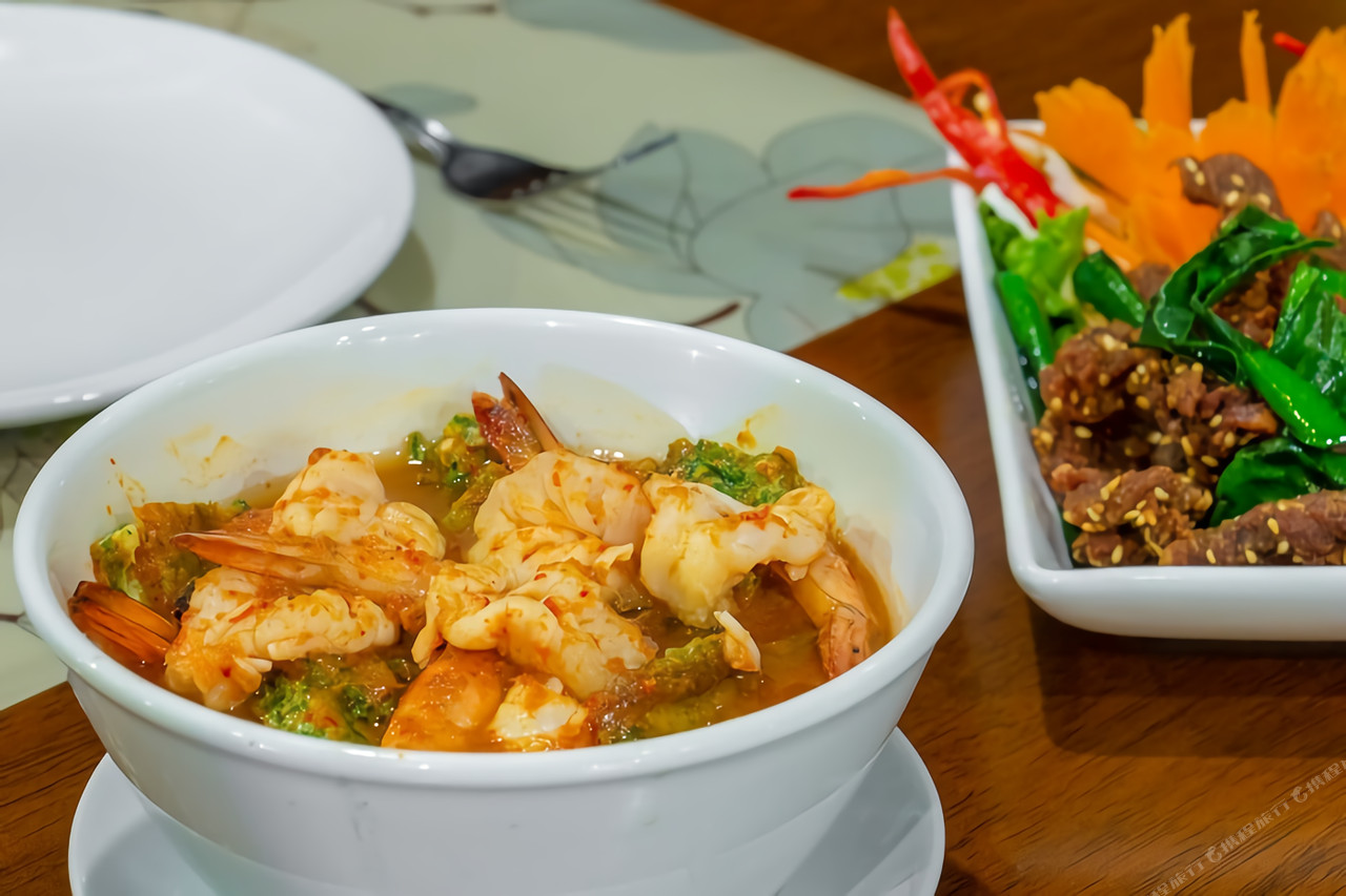 อาหารไทยจากร้านครัวภูวนาลี กุ้งผัดและเนื้อผัดผัก