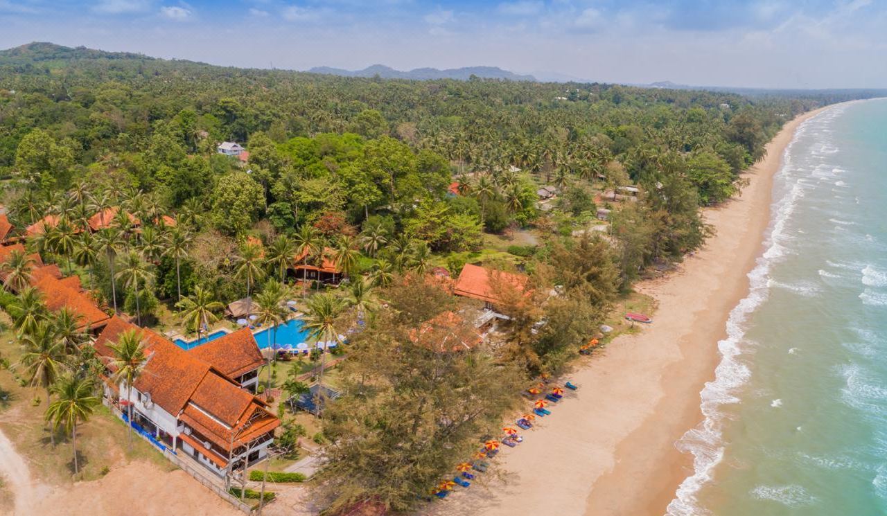 รีสอร์ตริมหาดสวนหลวง ทอดยาวติดทะเลพร้อมเก้าอี้ชายหาด