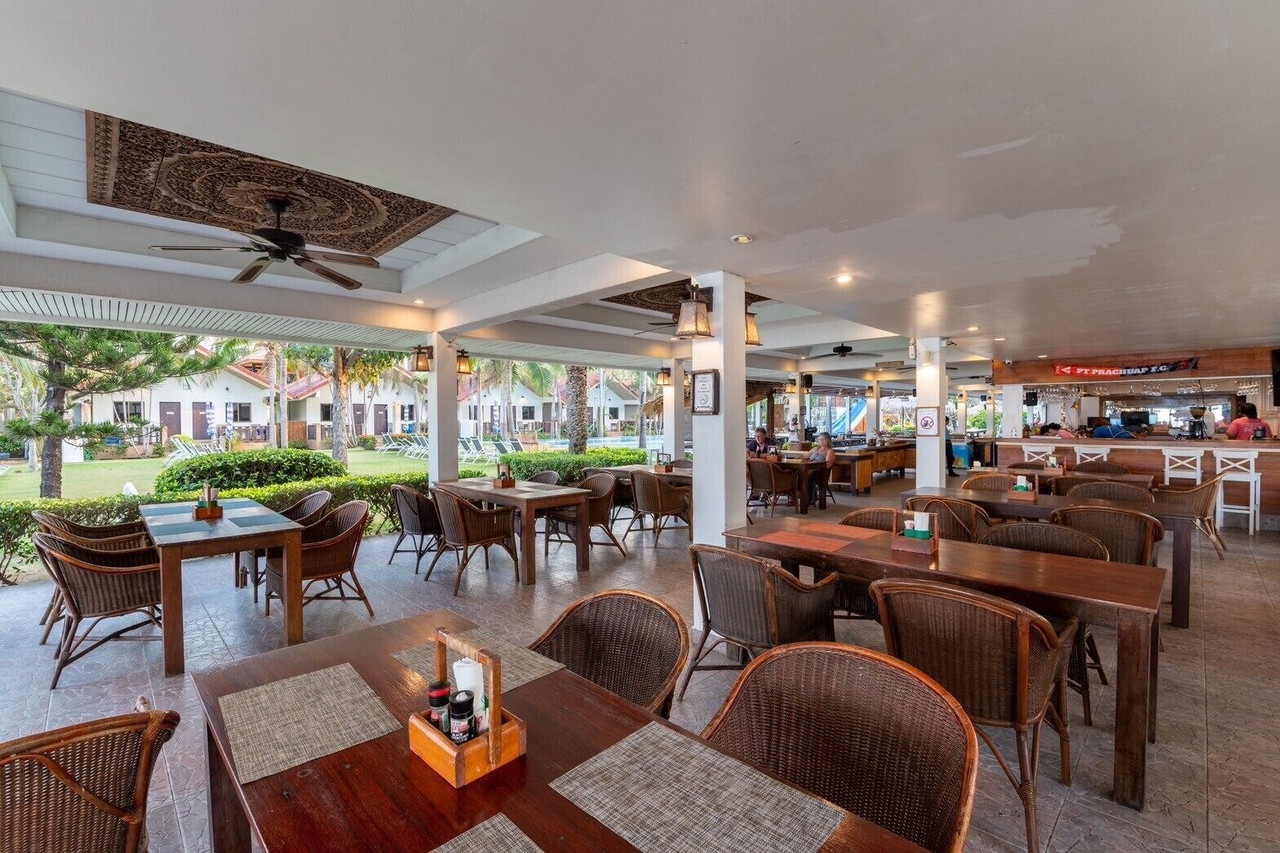 ร้าน Cafe Loma ริมหาด โต๊ะไม้และเก้าอี้หวาย เปิดโล่งรับลมทะเล
