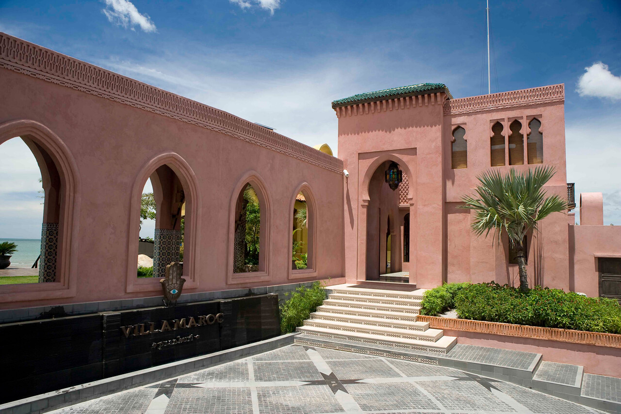ทางเข้า Villa Maroc กับซุ้มประตูสไตล์ Marrakech และกระเบื้องโมเสก