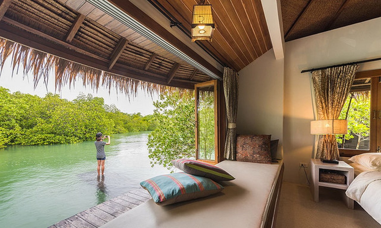 วิลล่าหลังคาจากยกพื้นเหนือลากูนโกงกางที่ The Blue Sky Resort เกาะพยาม