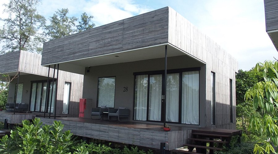 บังกะโลไม้สีเทาหลังคาแบนแนว Bauhaus ของ Cede Boutique Beach Resort เกาะพยาม