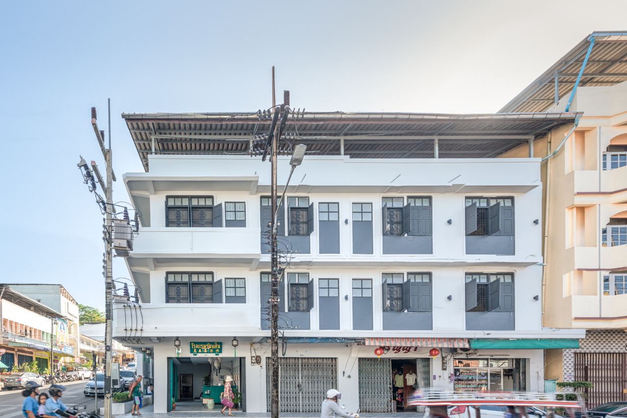 ตึกแถวชิโน-โปรตุกีส 3 ชั้นของ Rattanasin Hotel ริมถนนเรืองราษฎร์ ระนอง