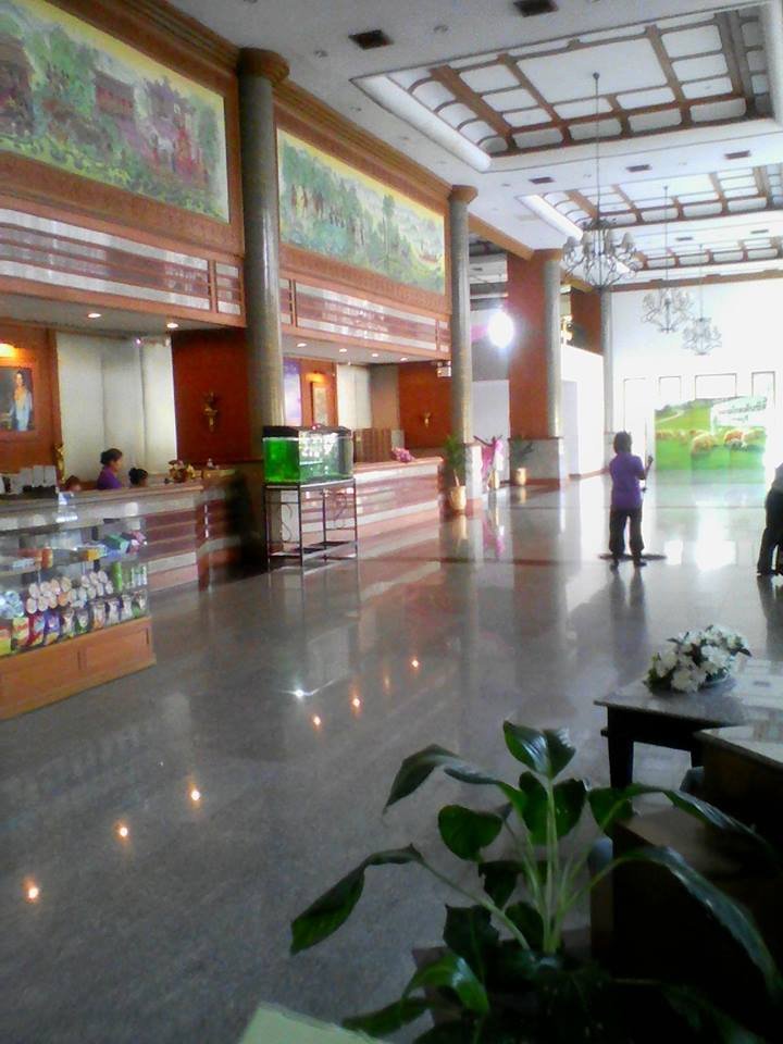 ล็อบบี้กว้างของ Golden City Hotel Ratchaburi เสาสูงและภาพจิตรกรรม