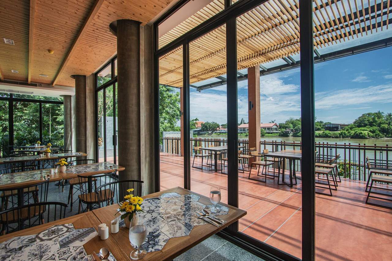 ร้าน IDIN The River Cafe & Bar ริมแม่น้ำแม่กลอง ที่ Rachabhura Hotel
