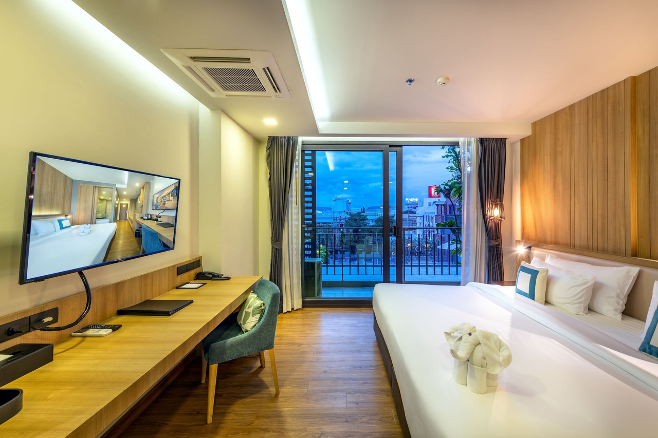 ห้องพักไม้โทนอุ่นมีระเบียงและทีวีจอแบน วิวเมืองระยอง