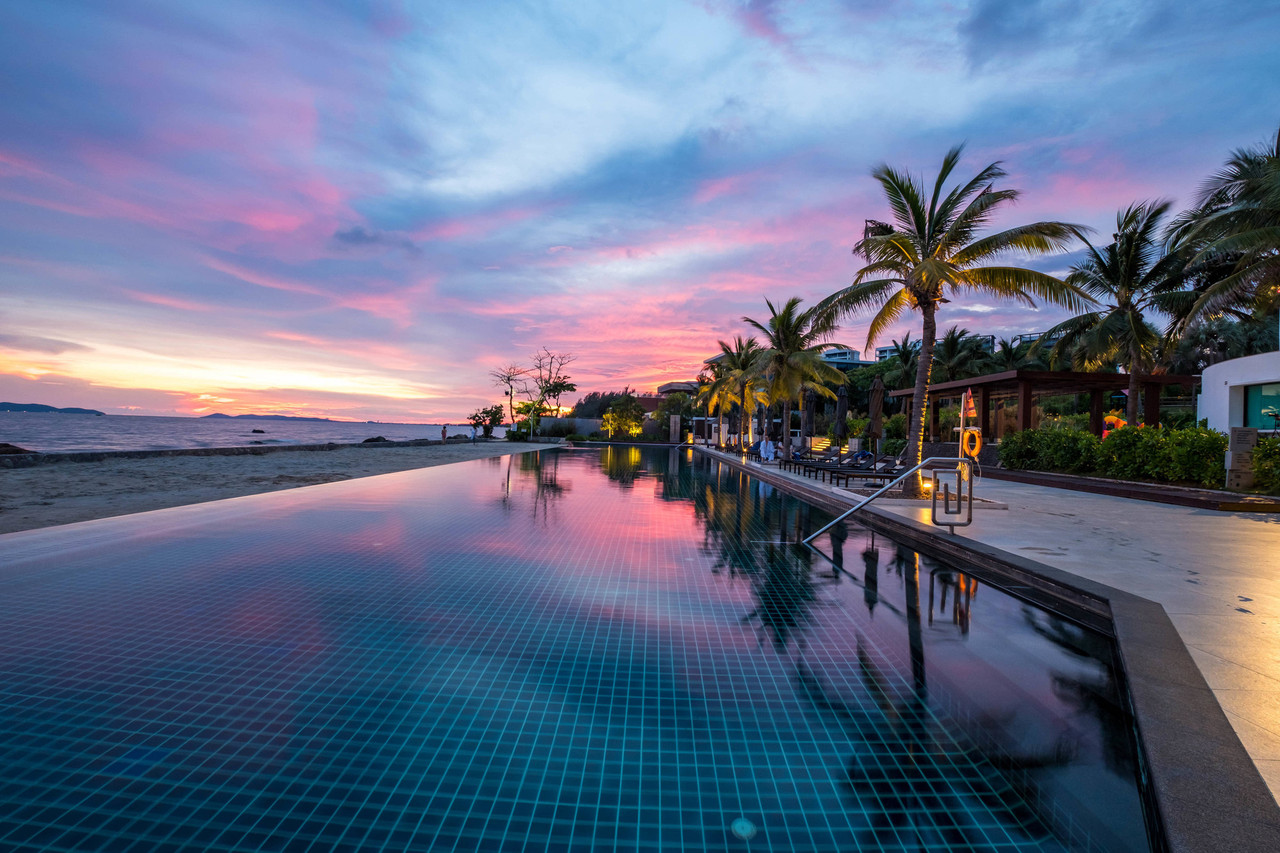 สระว่ายน้ำริมทะเลของ Rayong Marriott ช่วงพระอาทิตย์ตก