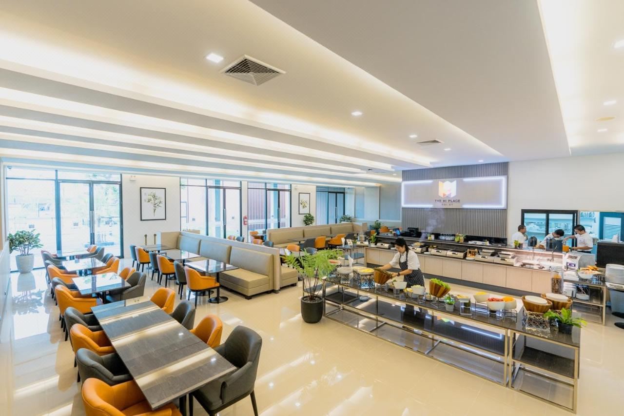 ห้องอาหารบุฟเฟ่ต์เช้า The Hi Place โต๊ะยาวและเคาน์เตอร์อาหาร