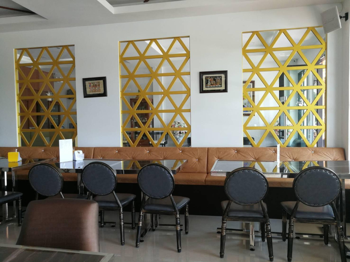โซนร้านอาหารในตัว ผนังลายสามเหลี่ยมสีทอง ที่นั่งบุนวม