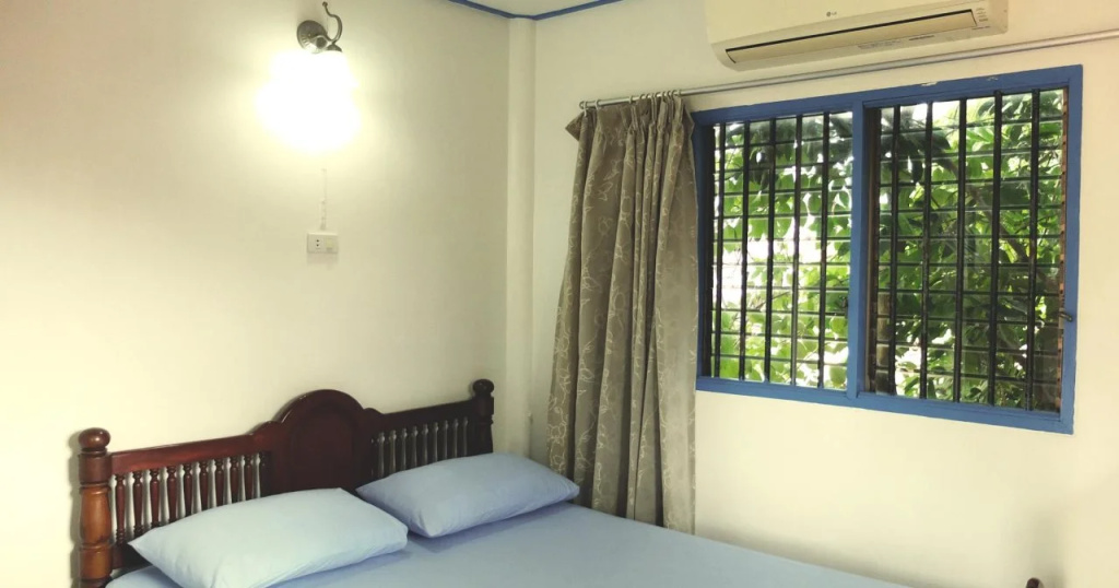 ห้องพัก Chittawan Resort สระแก้ว เตียงไม้ หน้าต่างมองออกสวน