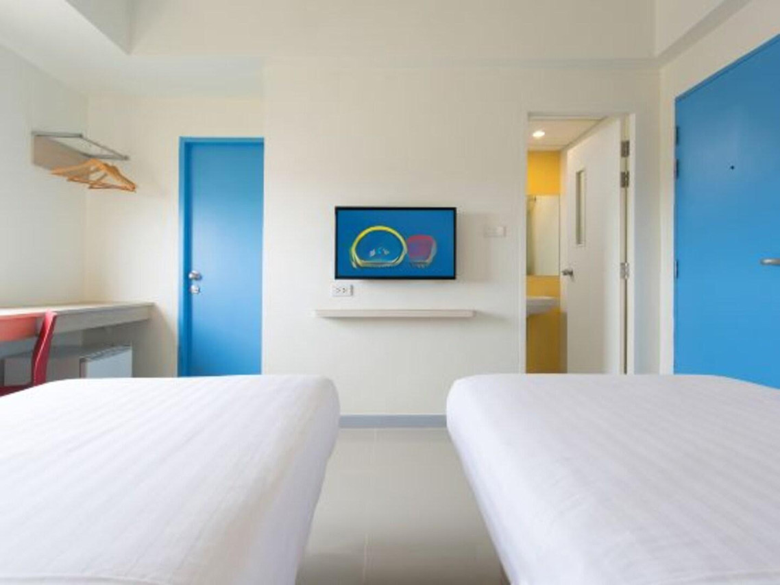 ห้อง Standard Twin เตียงเดี่ยวสองเตียง ประตูสีฟ้าของแบรนด์ Hop Inn สระแก้ว