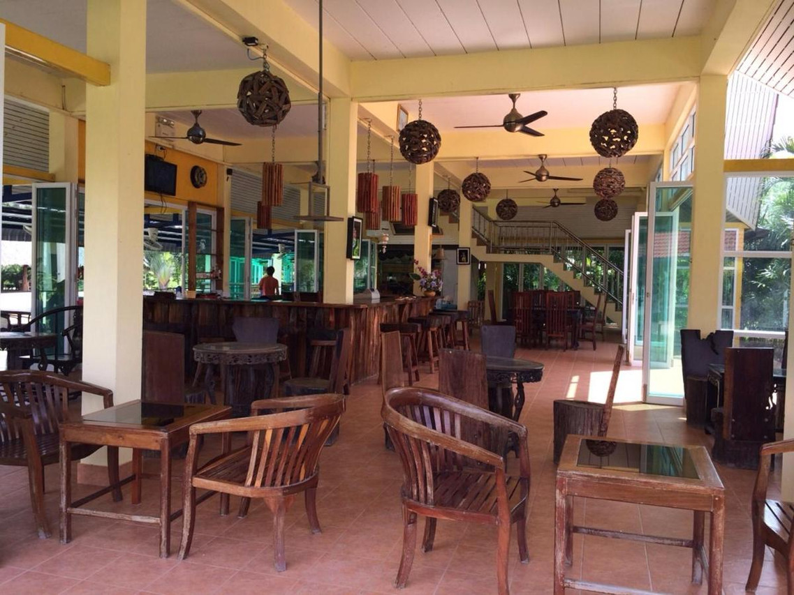 ร้านอาหารเปิดโล่งโคมรัตตันกับเฟอร์นิเจอร์ไม้ของ Aranyaprathet Riverside Resort