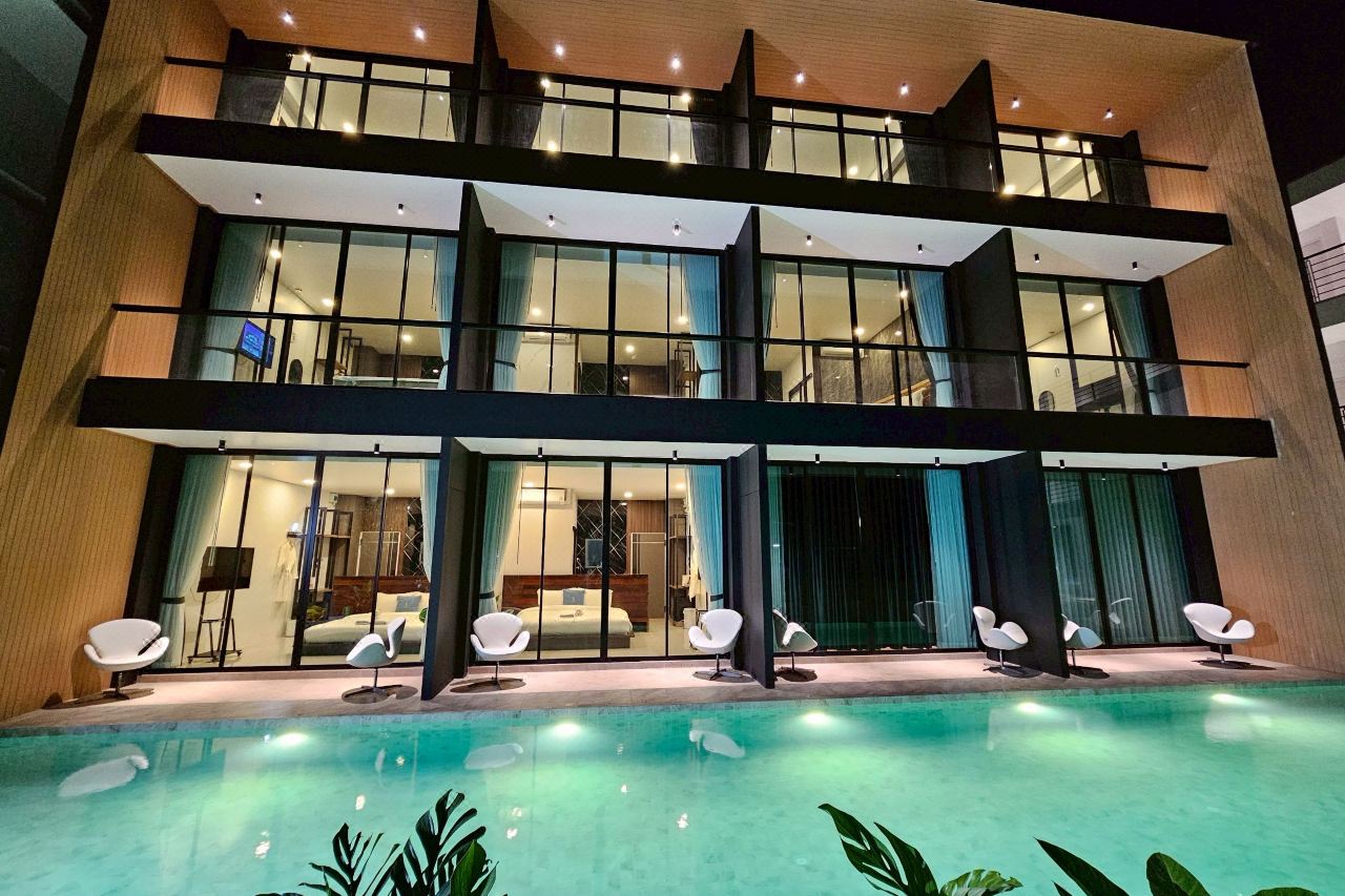 อาคารห้องพัก Hotel Le Naga มองจากฝั่งสระว่ายน้ำยามค่ำ