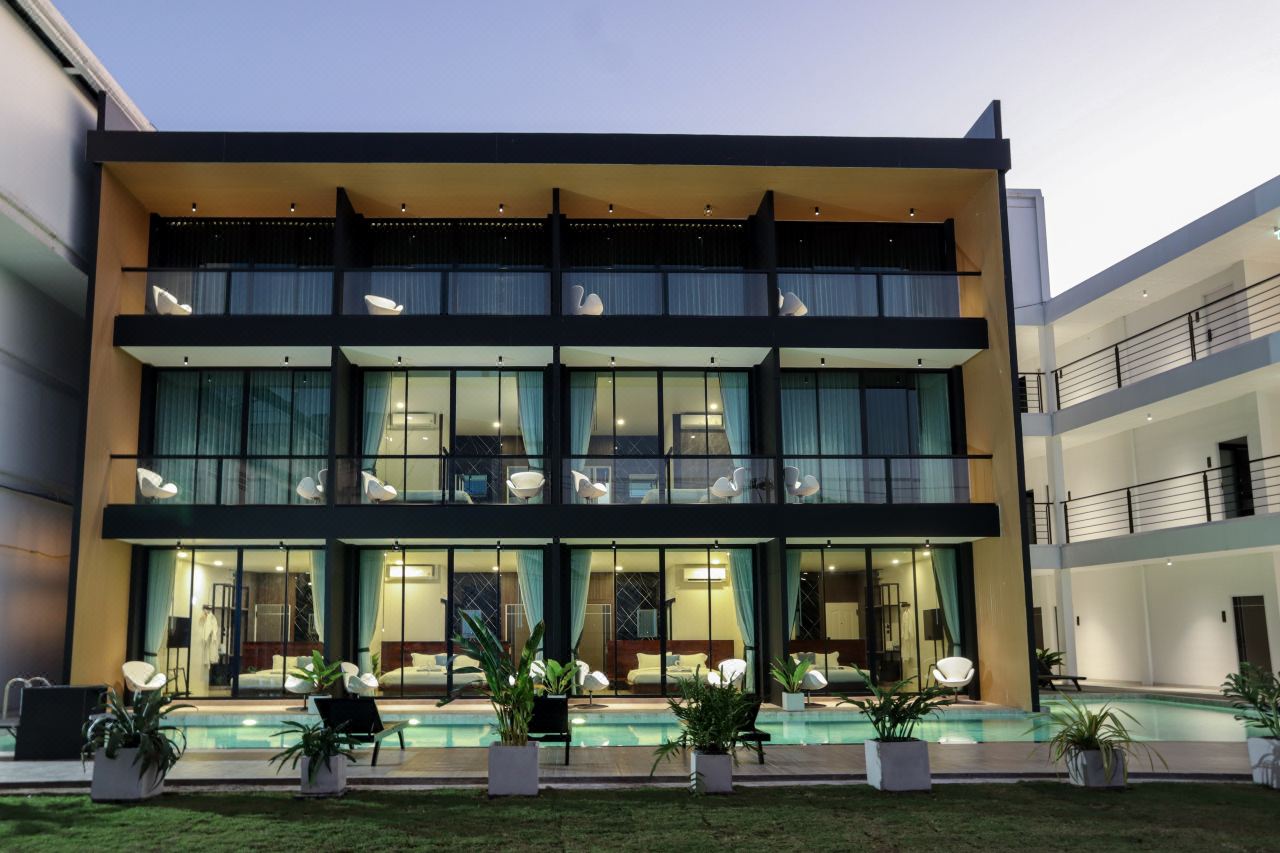ด้านหน้าอาคารห้อง Pool View ริมสระช่วงพลบค่ำ