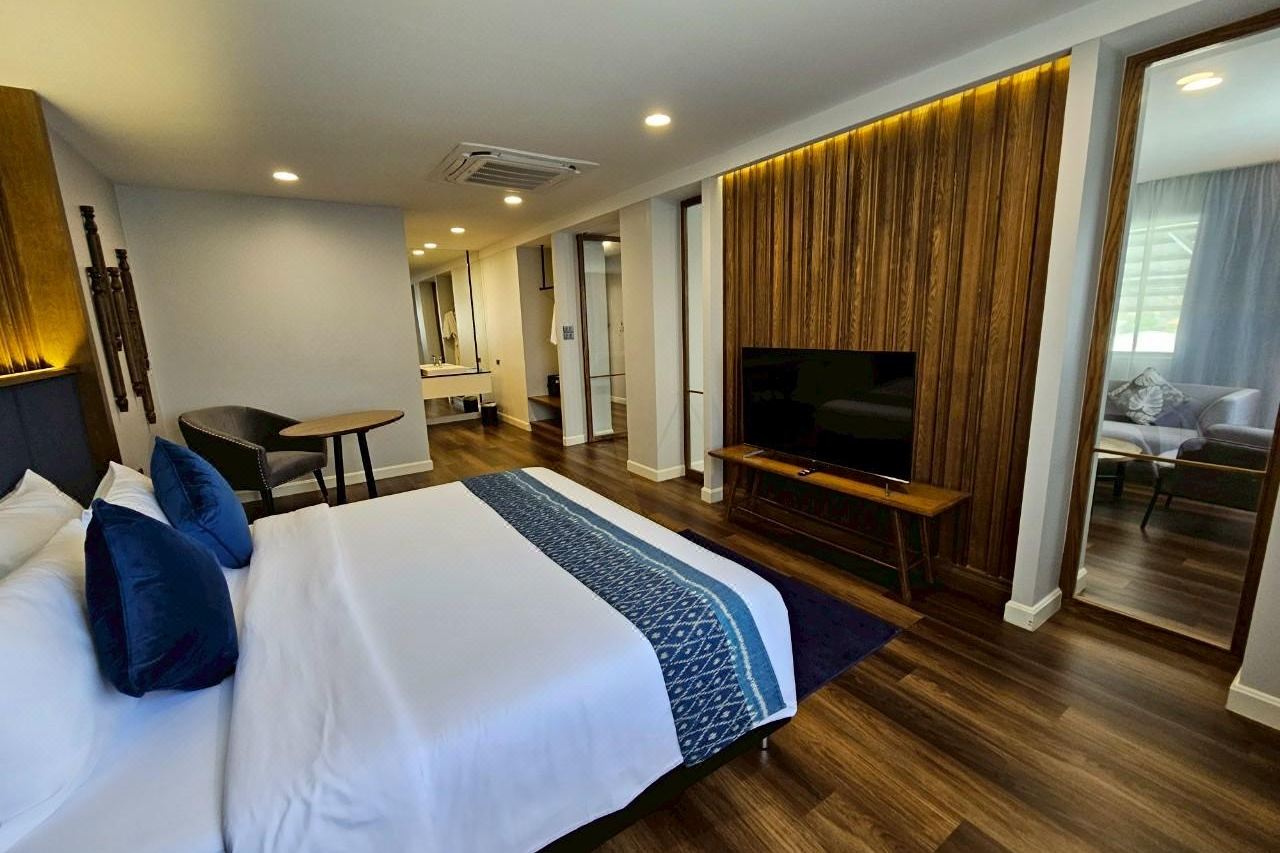 ห้องพักปรับปรุงใหม่ของ The Majestic Sakon Nakhon ตกแต่งผนังไม้และผ้าครามอีสาน