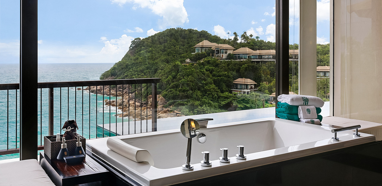 อ่างอาบน้ำในวิลล่ามองเห็นทะเลและวิลล่าบนเนินเขา Banyan Tree Samui