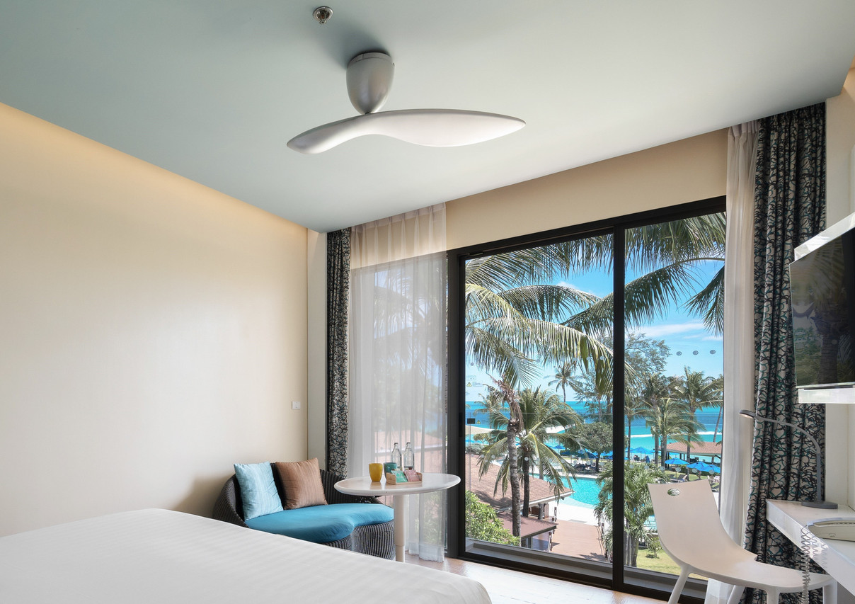 ห้อง Deluxe Ocean View ระเบียงส่วนตัว วิวสระและทะเล