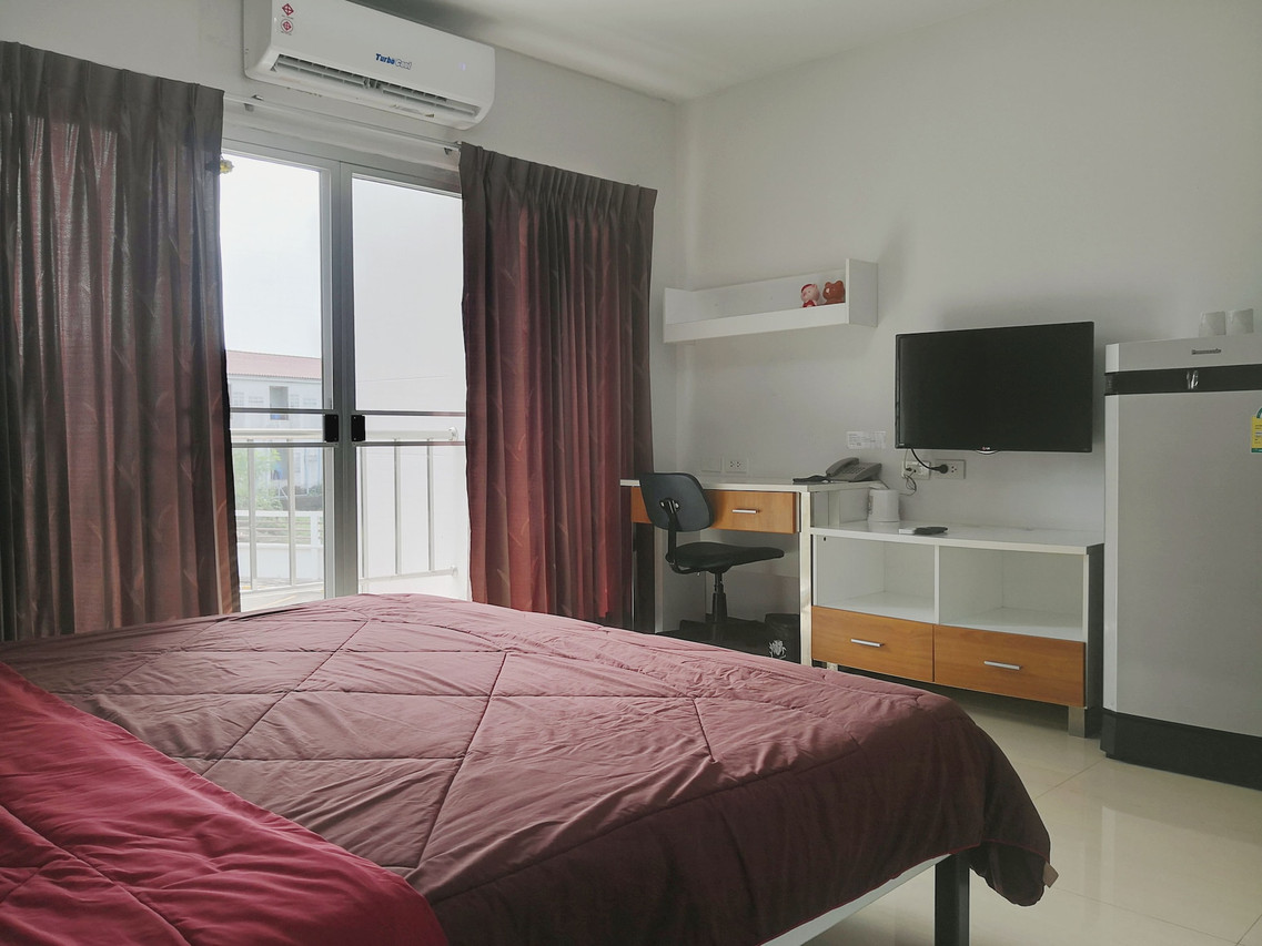 ห้องพัก Taweesuk Residence เตียงเดี่ยว ระเบียง ทีวี LCD และตู้เย็น