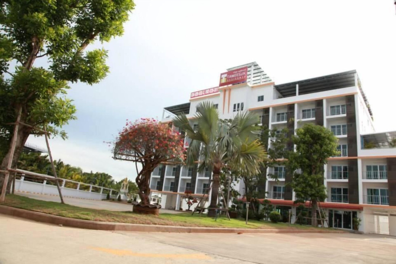 ตัวอาคาร Taweesuk Residence กับลานจอดรถและสวนย่านนาดี มหาชัย