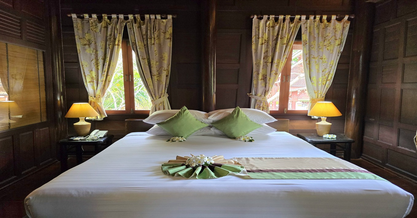 ห้องเรือนไทยพื้นไม้สักสีเข้ม โคมไฟทรงไทย วิวสวน