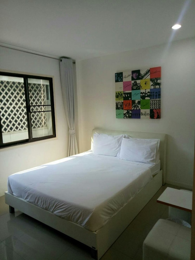 ห้องพักโทนขาวมินิมอลพร้อมเตียงใหญ่ที่ Maeklong Hotel แม่กลอง