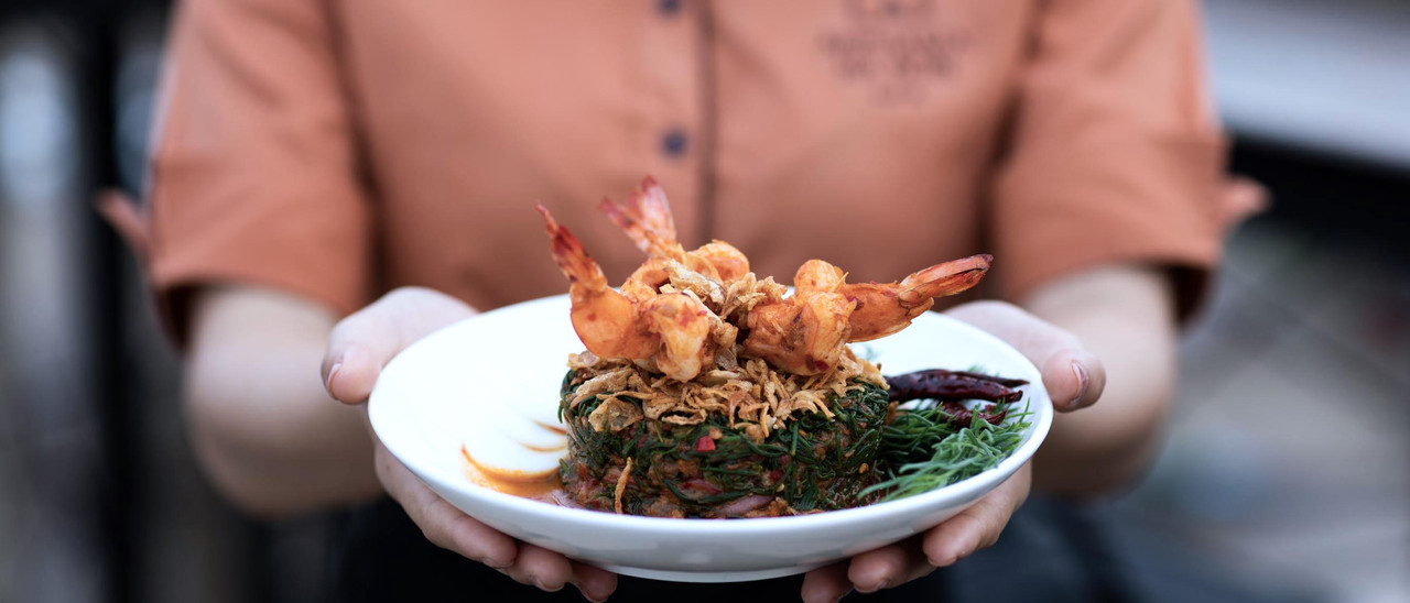 เมนูกุ้งทอดยำชะครามจานเด่นของร้านอาหารในโรงแรม